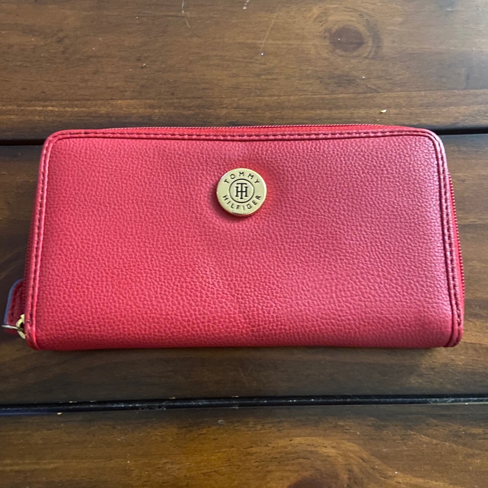 red tommy hilfiger wallet